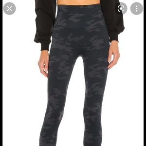 SPANX SEAMLESS CAMO LEGGING - worn once